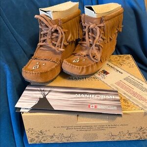 NEW Manitobah Mukluks Brown Fringe suede lined Boots. Size 6.